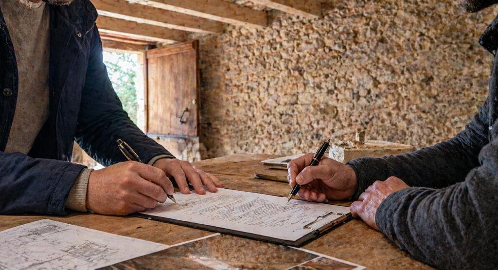 Foto personas firmando documentos