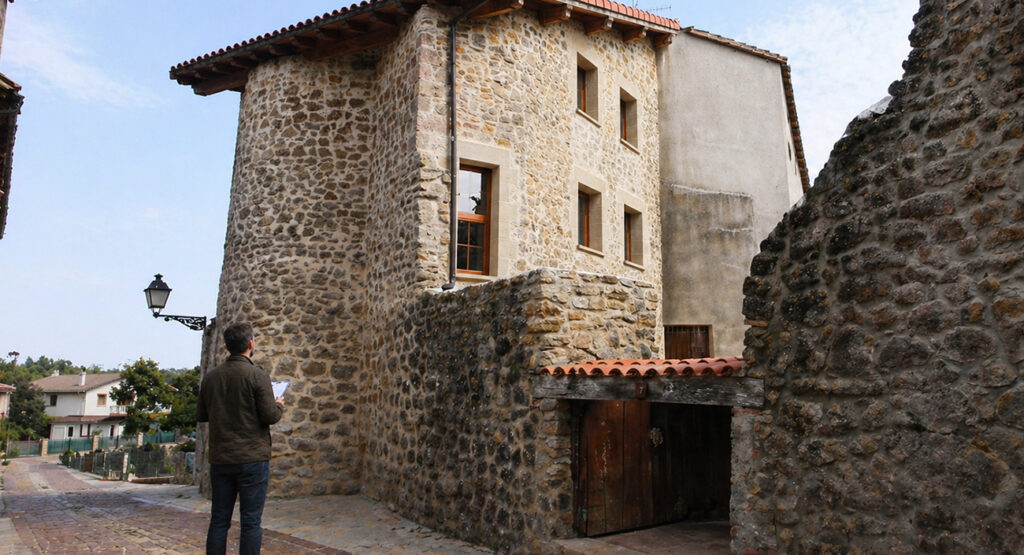 Foto de arquitecto mirando casa a rehabilitar