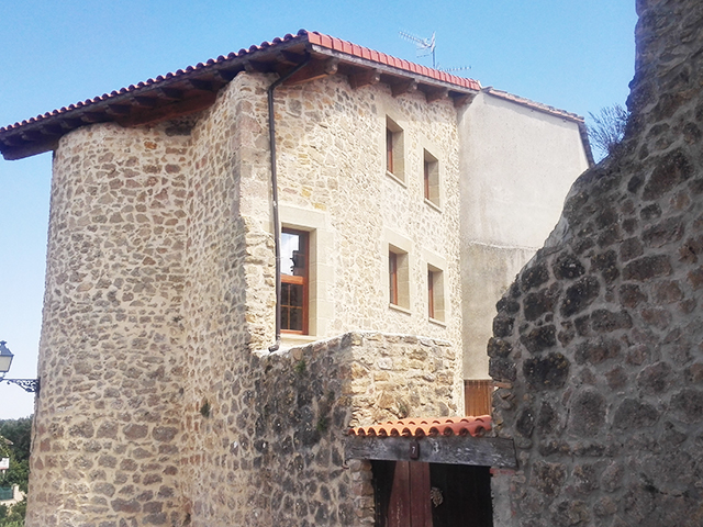 Fachada casa rehabilitada en Zuñiga